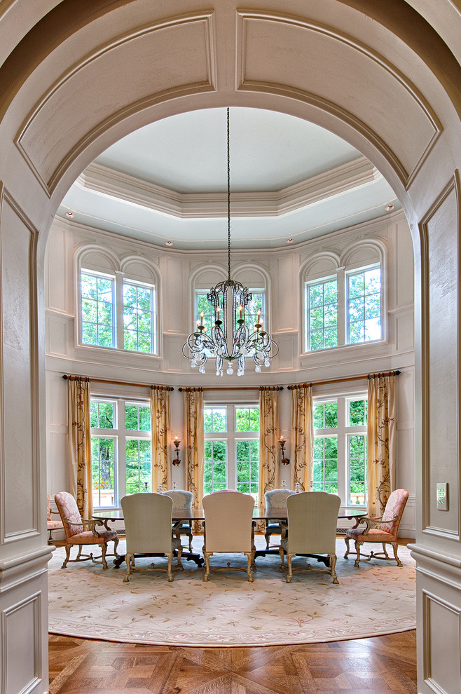 Klassisches Esszimmer ohne Kamin mit grauer Wandfarbe und braunem Holzboden in Sonstige