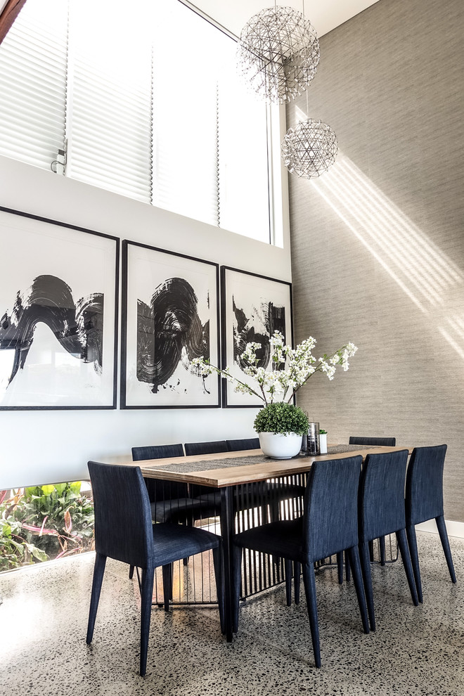 Idee per una sala da pranzo aperta verso il soggiorno contemporanea di medie dimensioni con pareti grigie, pavimento in cemento e pavimento grigio