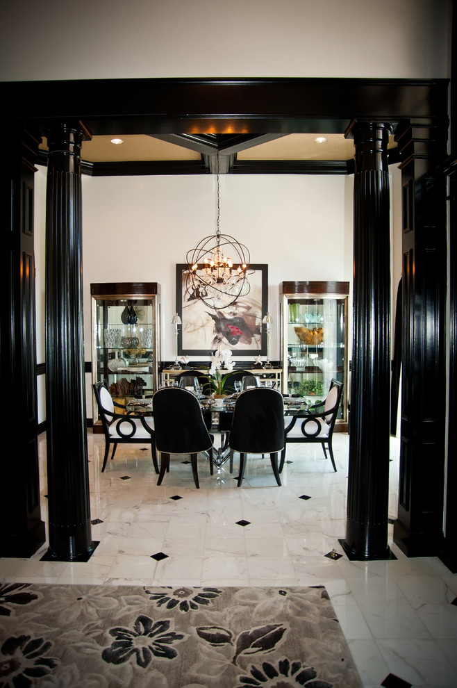 Foto di una sala da pranzo classica di medie dimensioni con pareti beige e pavimento in marmo