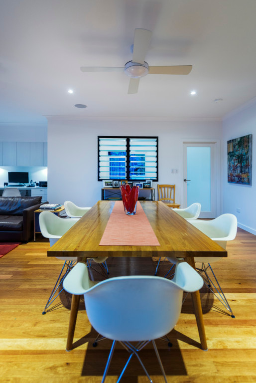 Mittelgroßes Modernes Esszimmer ohne Kamin mit weißer Wandfarbe und hellem Holzboden in Brisbane