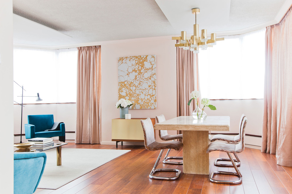 Foto de comedor retro de tamaño medio abierto con paredes rosas, suelo de madera en tonos medios y suelo naranja