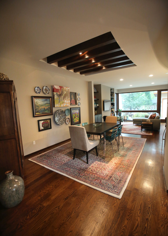 Mittelgroße Eklektische Wohnküche mit beiger Wandfarbe, dunklem Holzboden, Hängekamin und braunem Boden in Detroit
