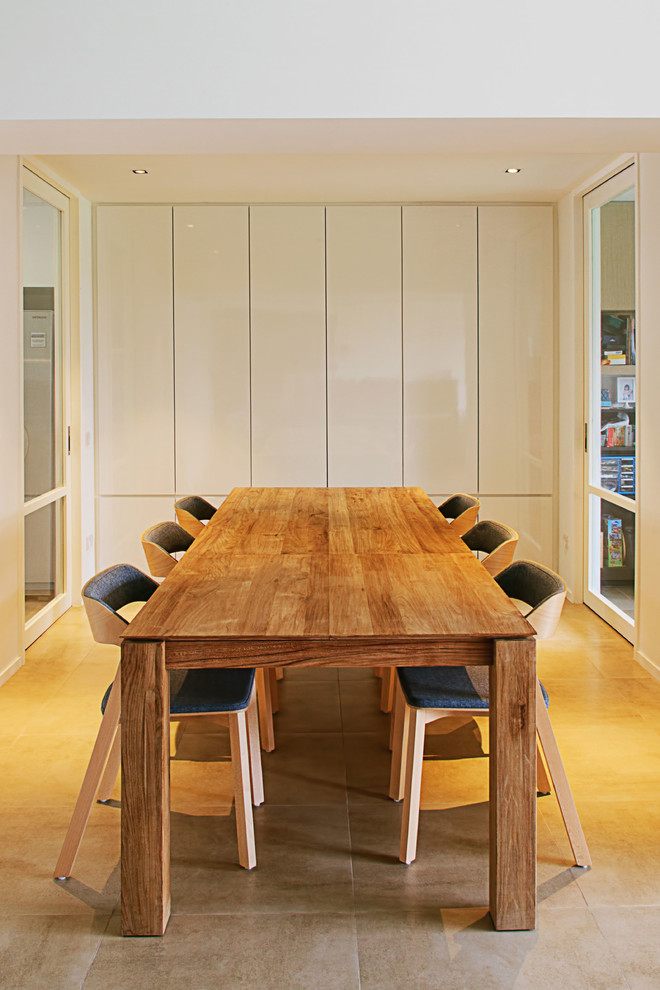 Esempio di una sala da pranzo aperta verso il soggiorno design di medie dimensioni con pareti bianche