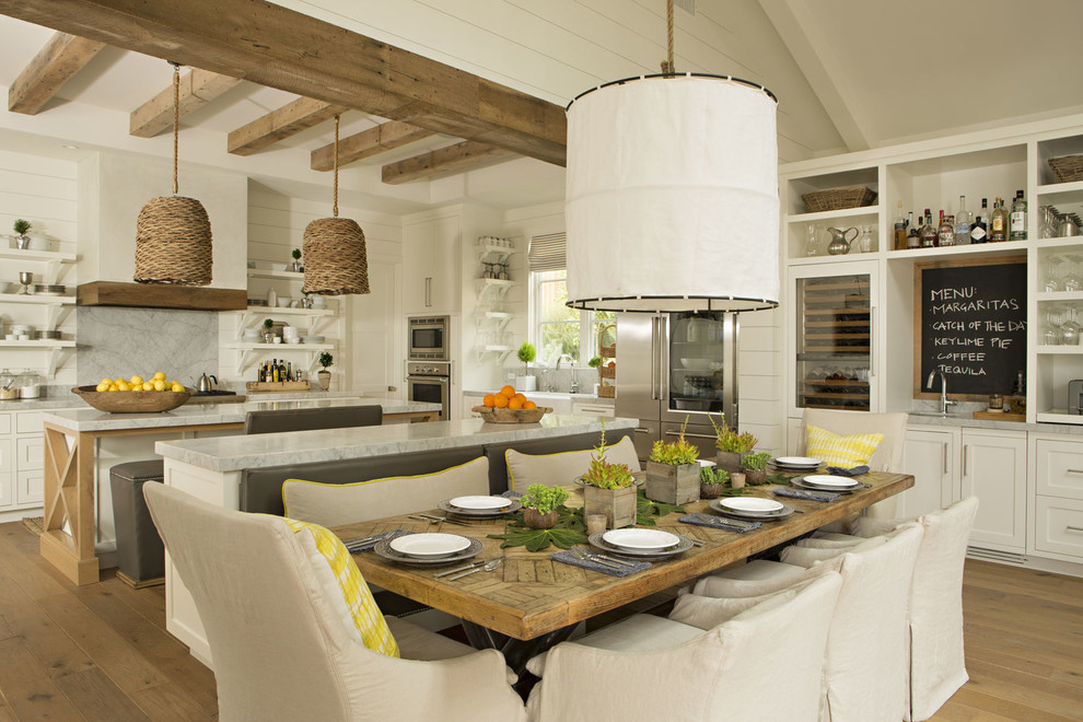 Idee per una sala da pranzo aperta verso la cucina country con parquet chiaro e pavimento beige