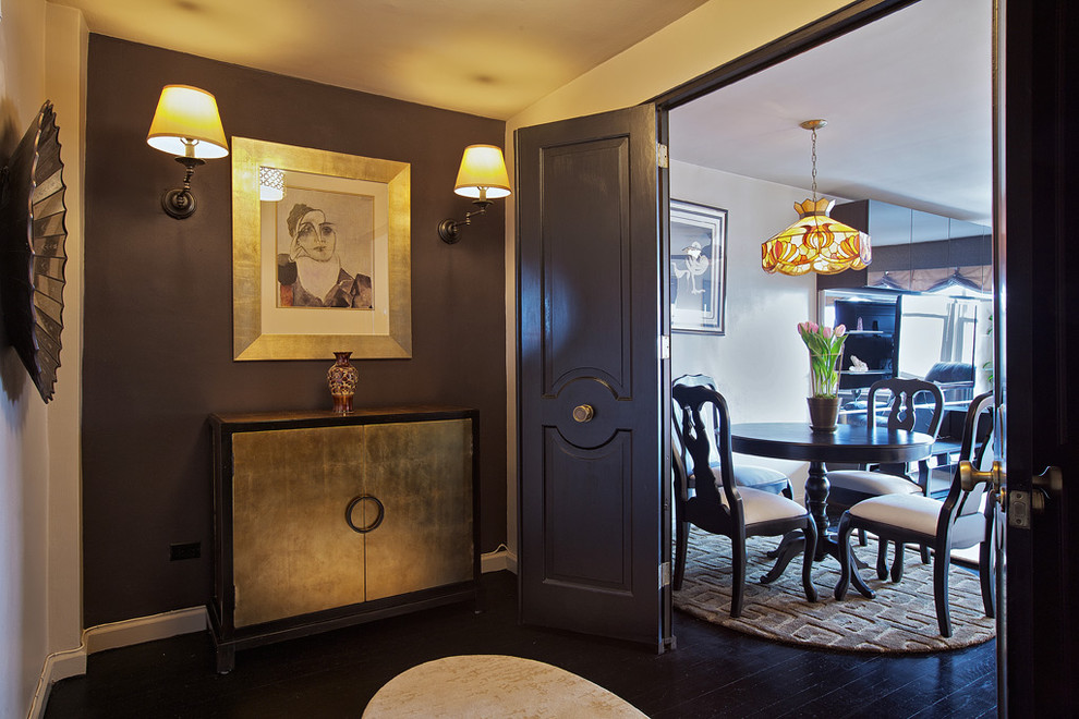 Cette photo montre une salle à manger éclectique avec un mur marron et parquet foncé.