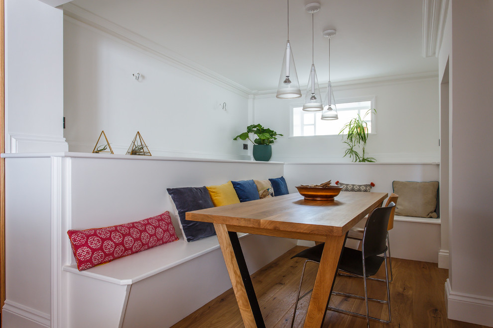 Idées déco pour une petite salle à manger contemporaine avec un mur blanc, parquet clair et un sol beige.