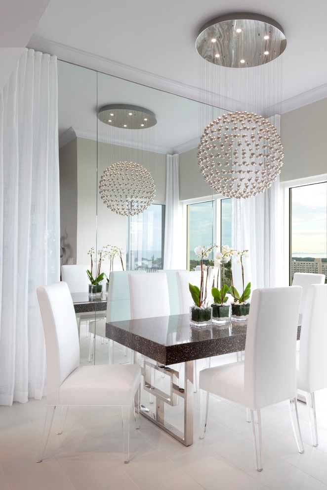 Mittelgroße Moderne Wohnküche ohne Kamin mit grauer Wandfarbe und Keramikboden in Miami