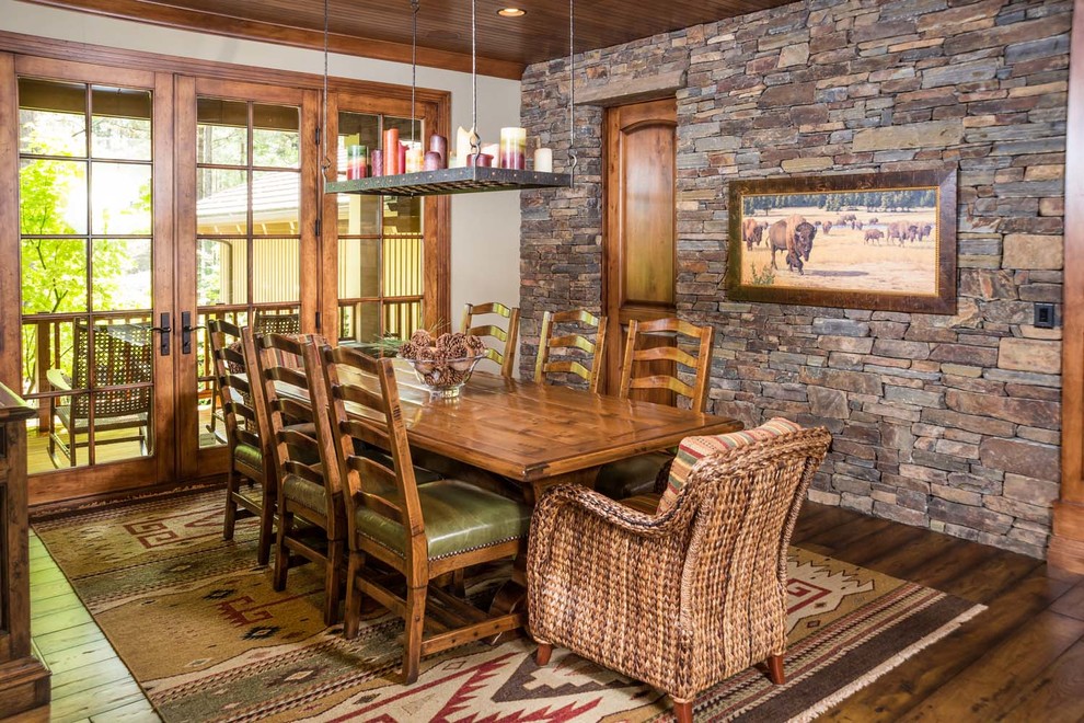 Immagine di una sala da pranzo stile rurale chiusa e di medie dimensioni con pavimento in legno massello medio