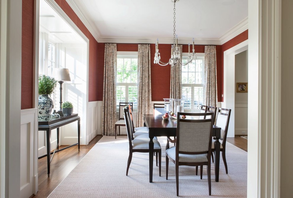 На фото: гостиная-столовая в классическом стиле с красными стенами и ковровым покрытием с