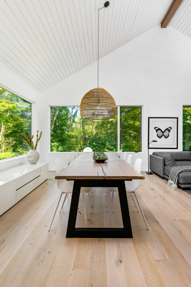 Große Moderne Wohnküche mit weißer Wandfarbe, hellem Holzboden und beigem Boden