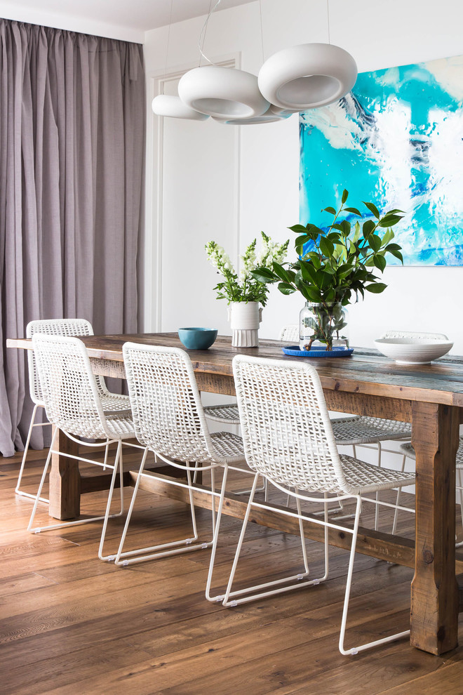 Ejemplo de comedor contemporáneo con paredes blancas y suelo de madera oscura