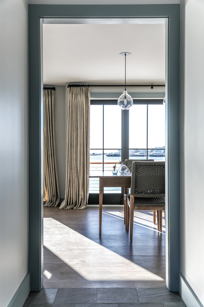 Idee per una sala da pranzo aperta verso il soggiorno minimalista di medie dimensioni con pareti bianche e pavimento in legno massello medio