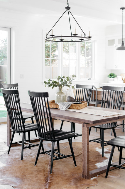 Black Windsor Chairs in Urban Farmhouse Magnolia Home-Style Room -  Landhausstil - Esszimmer - Los Angeles - von Madison Modern Home | Houzz