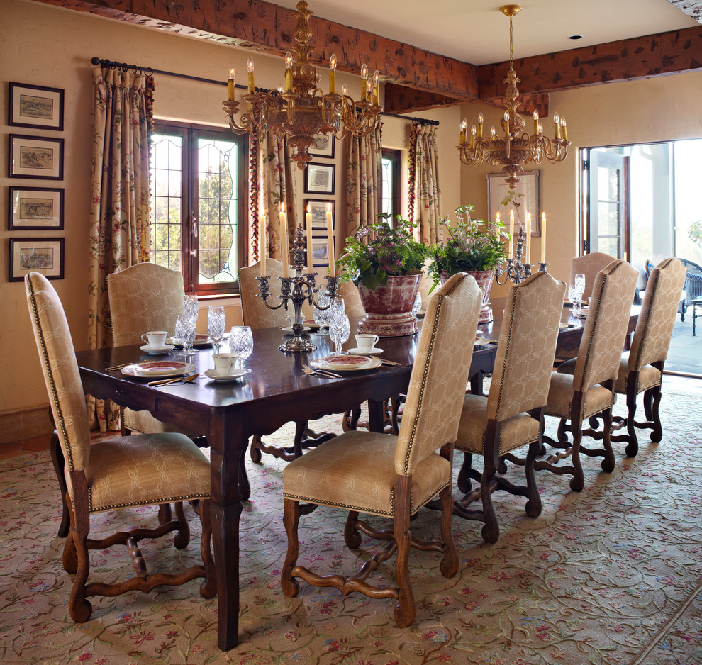 Immagine di una sala da pranzo country chiusa con pareti beige