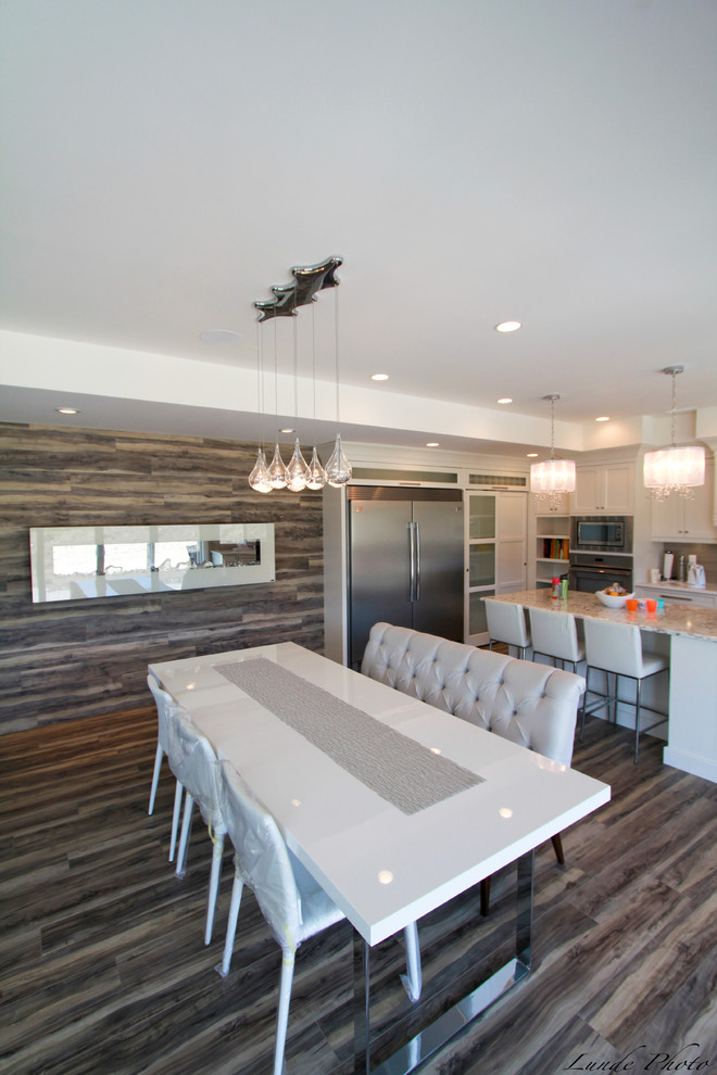 Mittelgroße Moderne Wohnküche mit bunten Wänden, braunem Holzboden und Gaskamin in Vancouver