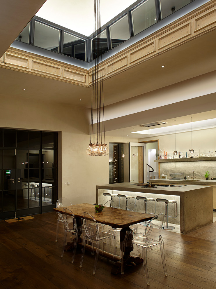 Esempio di una sala da pranzo aperta verso la cucina design con pareti beige e pavimento in legno massello medio