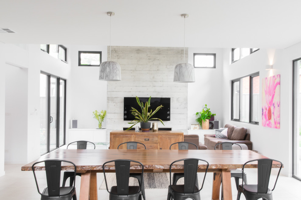 Foto di una sala da pranzo aperta verso il soggiorno minimal con pareti bianche e pavimento beige