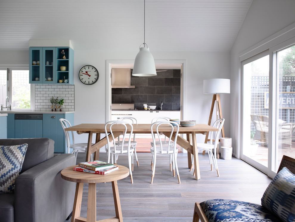 Esempio di una sala da pranzo aperta verso il soggiorno minimal di medie dimensioni con pareti bianche e pavimento in legno massello medio