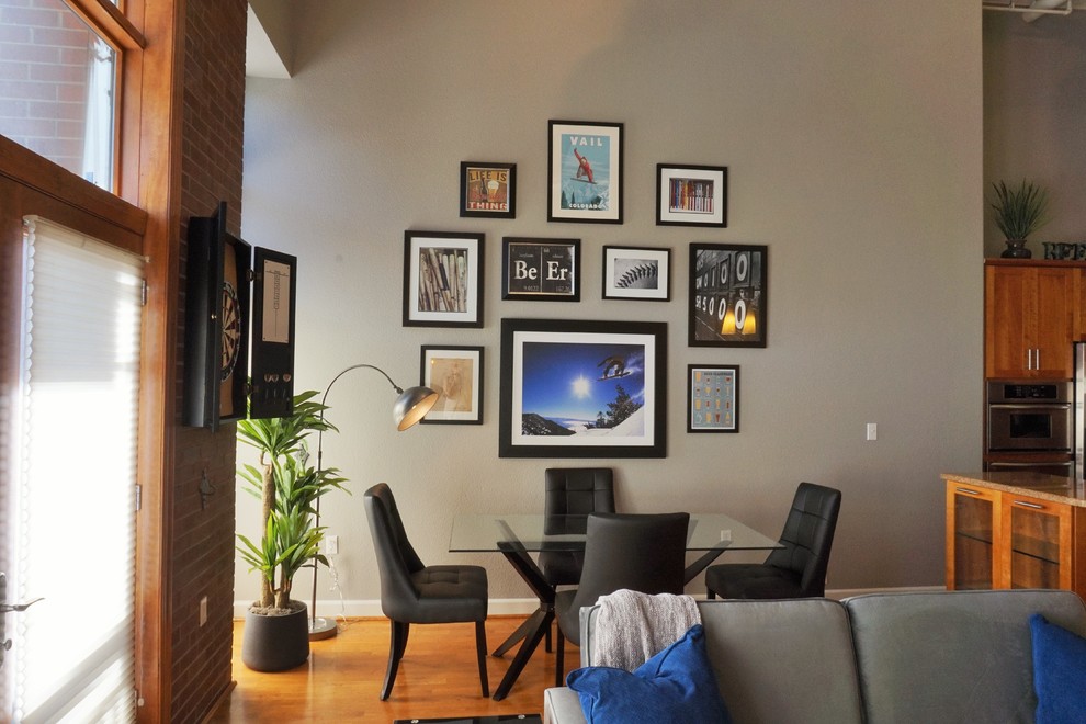 Esempio di una piccola sala da pranzo aperta verso il soggiorno minimalista con pareti grigie, pavimento in legno massello medio e pavimento giallo