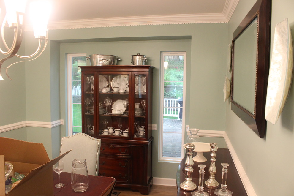 Esempio di una sala da pranzo aperta verso la cucina classica di medie dimensioni con pareti blu, pavimento in legno massello medio e nessun camino