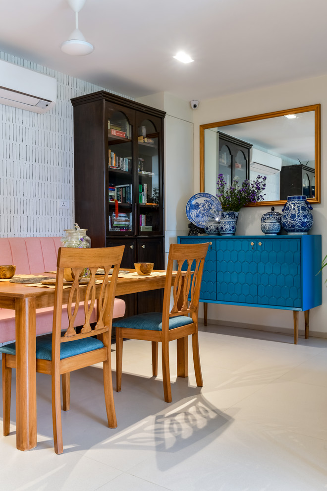 Стильный дизайн: столовая в морском стиле с разноцветными стенами и белым полом без камина - последний тренд