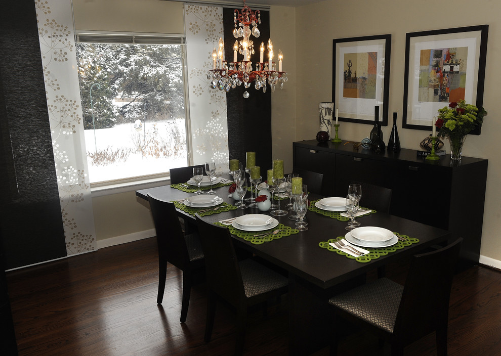 Immagine di una sala da pranzo aperta verso il soggiorno minimal di medie dimensioni con pareti beige e parquet scuro