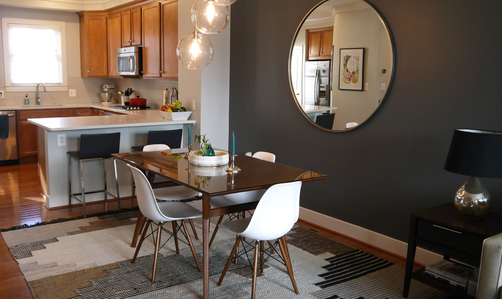 На фото: маленькая кухня-столовая в стиле модернизм с черными стенами, паркетным полом среднего тона и коричневым полом для на участке и в саду с