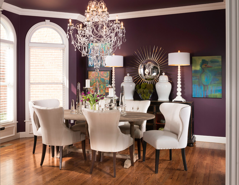 Idée de décoration pour une grande salle à manger bohème fermée avec un mur violet, parquet clair, aucune cheminée et éclairage.