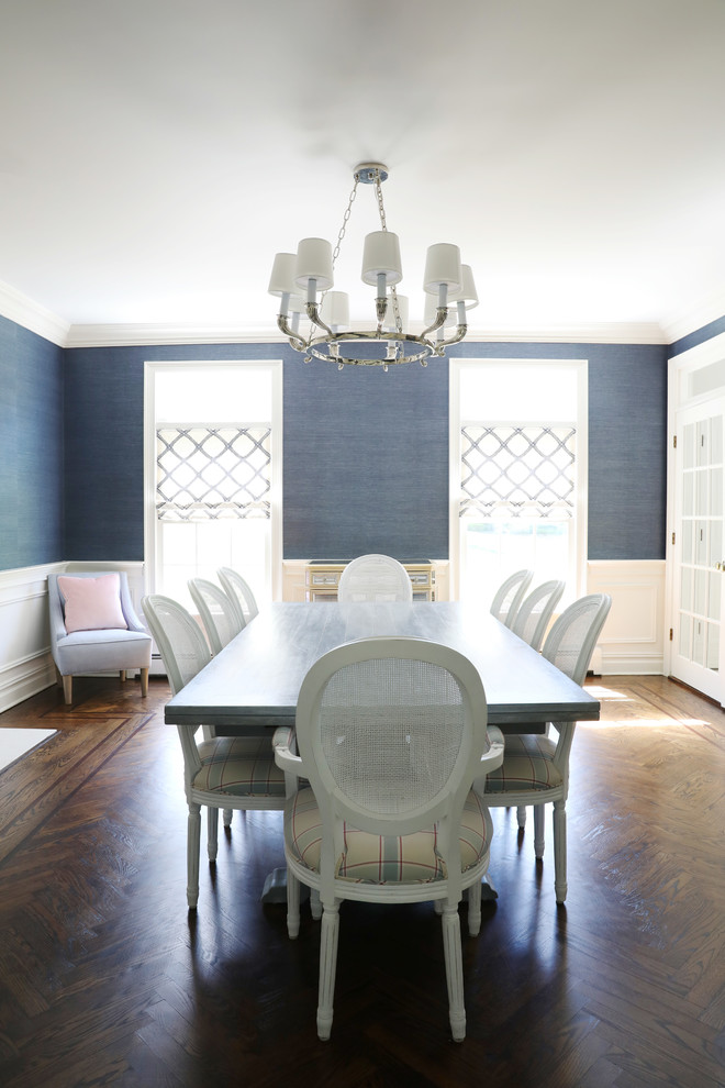 Ejemplo de comedor clásico renovado de tamaño medio cerrado con paredes azules, suelo de madera oscura y suelo marrón