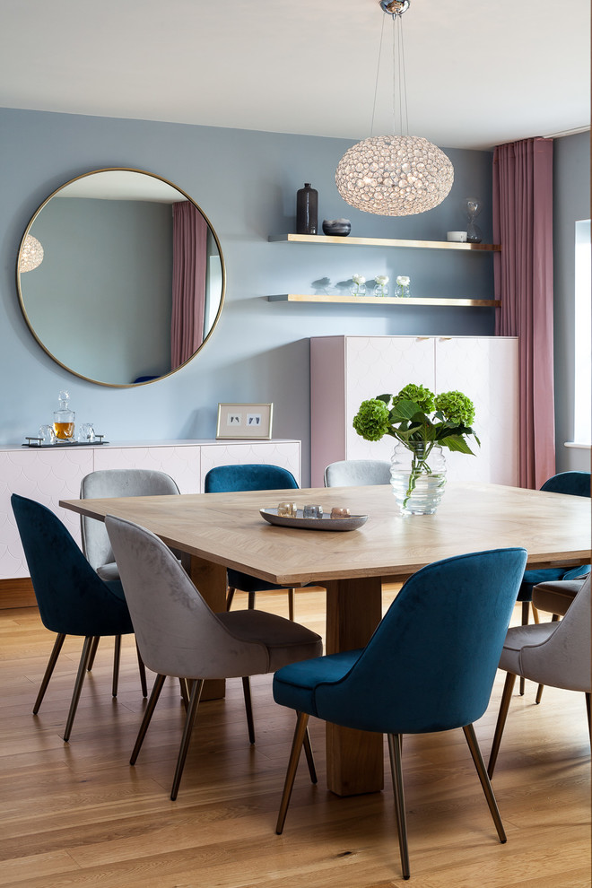 Ispirazione per una sala da pranzo design di medie dimensioni con pareti blu, pavimento marrone e pavimento in legno massello medio