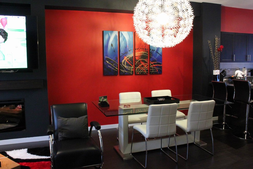 Стильный дизайн: большая гостиная-столовая в стиле модернизм с красными стенами и темным паркетным полом - последний тренд