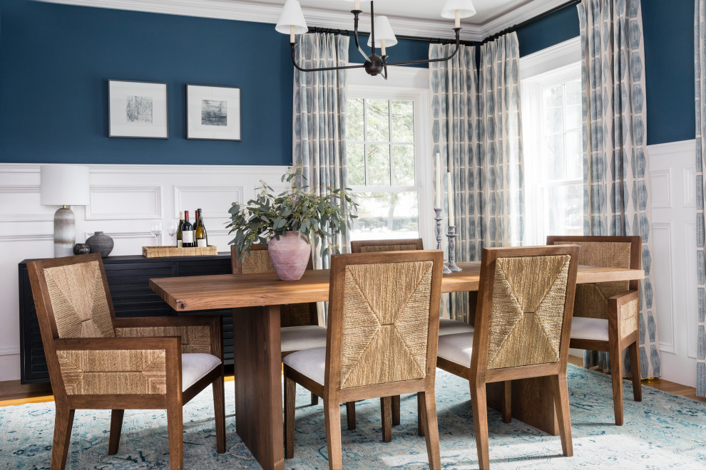 На фото: столовая в стиле неоклассика (современная классика) с синими стенами, паркетным полом среднего тона, коричневым полом и панелями на стенах