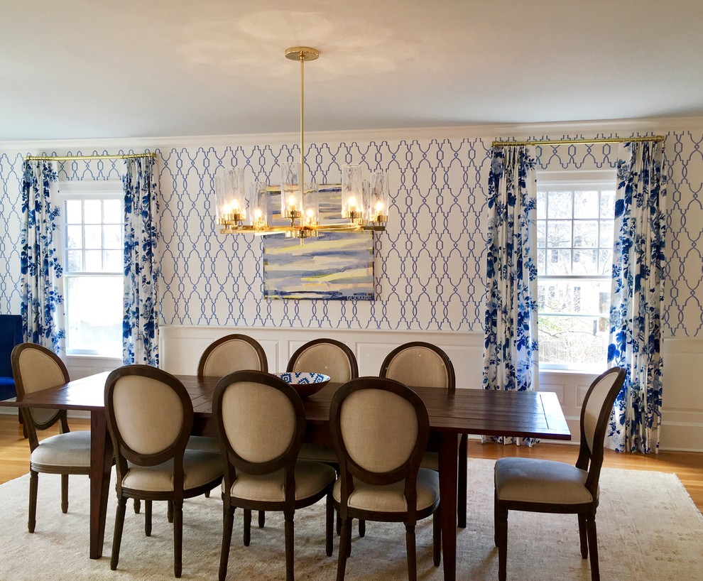 Imagen de comedor clásico grande cerrado con paredes azules y suelo de madera clara