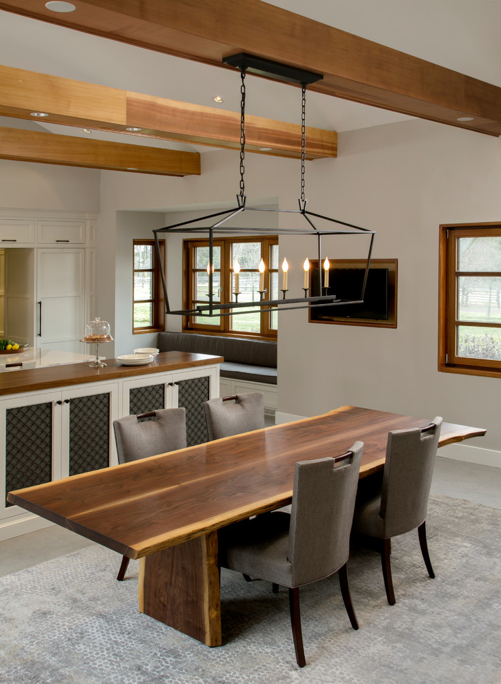 Ispirazione per una grande sala da pranzo aperta verso la cucina tradizionale con pareti bianche, moquette e pavimento grigio