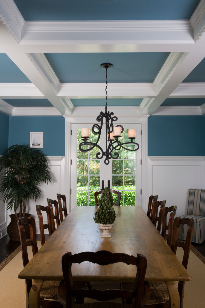 Ejemplo de comedor clásico grande cerrado con paredes azules y suelo de madera oscura
