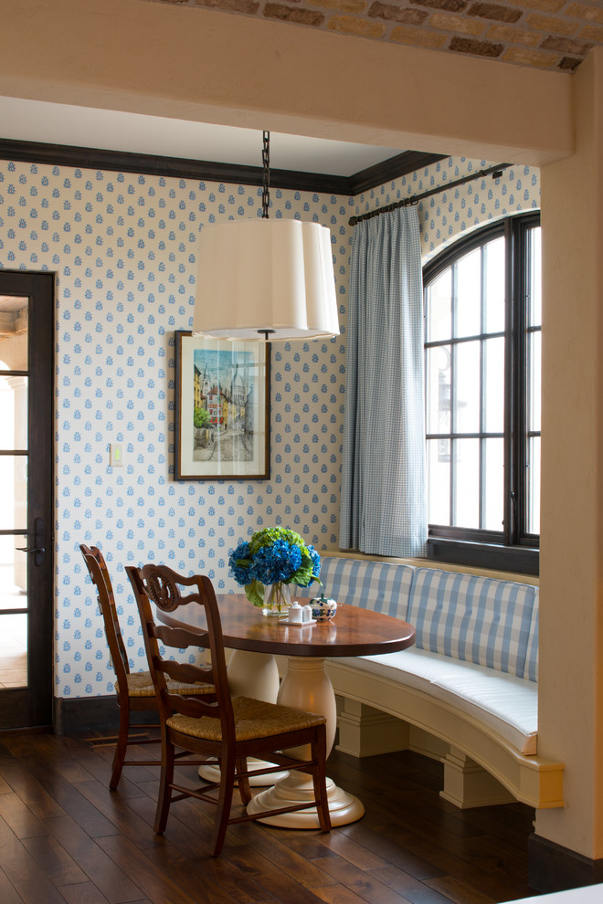 Idee per una sala da pranzo classica con pareti multicolore, parquet scuro e pavimento marrone