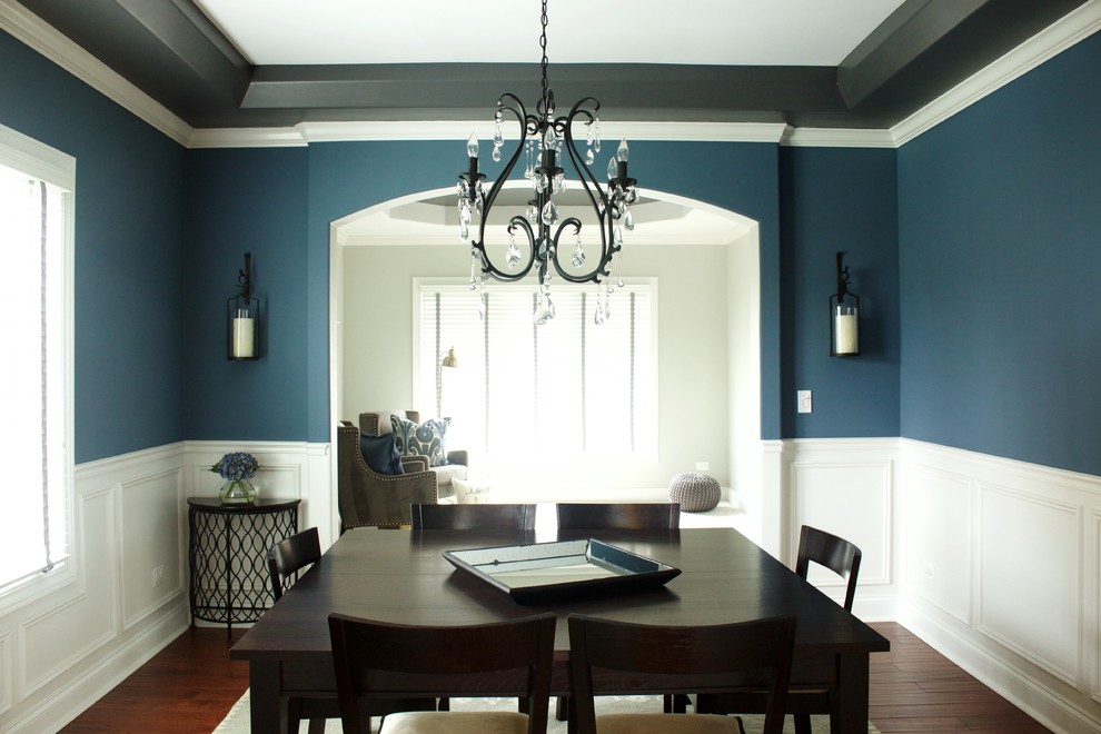 На фото: кухня-столовая среднего размера в современном стиле с синими стенами и темным паркетным полом без камина с