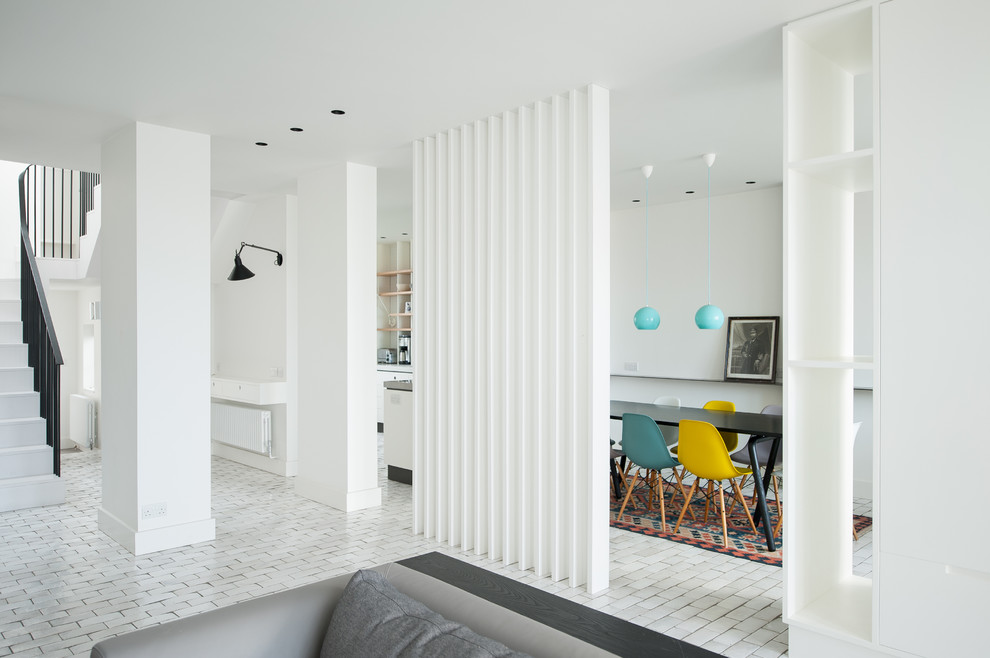 Esempio di una sala da pranzo aperta verso il soggiorno classica di medie dimensioni con pareti bianche e pavimento con piastrelle in ceramica