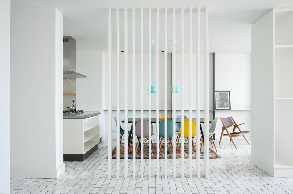 Свежая идея для дизайна: гостиная-столовая среднего размера в стиле неоклассика (современная классика) с белыми стенами и полом из керамической плитки - отличное фото интерьера