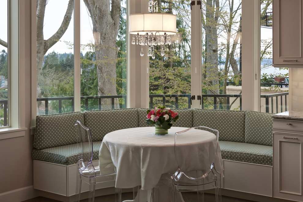 Immagine di una sala da pranzo aperta verso il soggiorno classica di medie dimensioni con pareti beige, pavimento in gres porcellanato e nessun camino