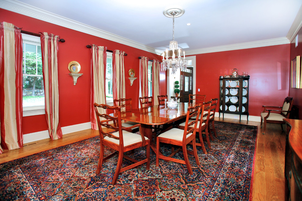 Klassisches Esszimmer mit roter Wandfarbe und dunklem Holzboden in Denver
