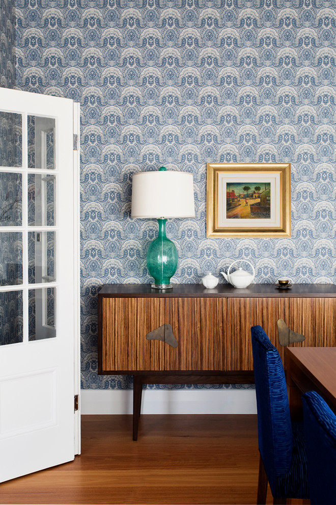 Immagine di una sala da pranzo aperta verso il soggiorno boho chic di medie dimensioni con pareti blu e parquet chiaro