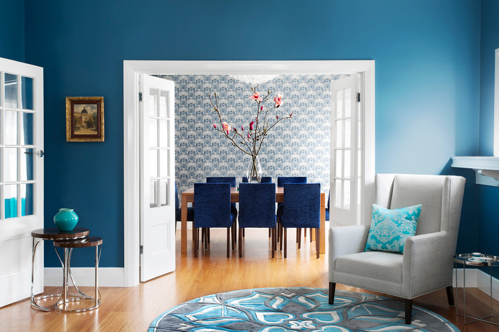 На фото: столовая среднего размера в современном стиле с синими стенами и светлым паркетным полом с
