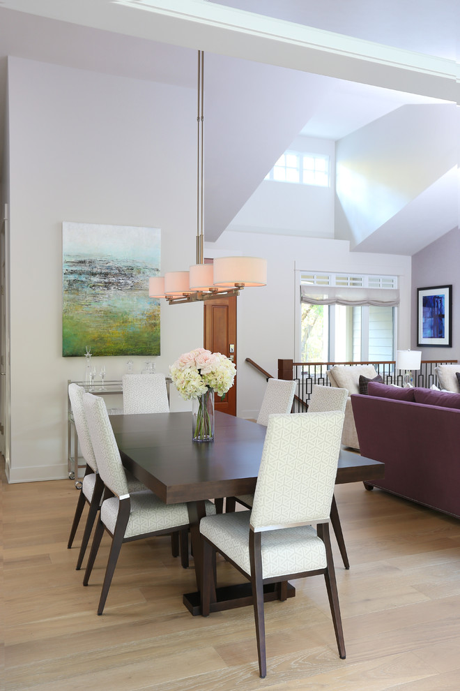 Ispirazione per una sala da pranzo aperta verso la cucina design di medie dimensioni con pareti grigie e pavimento multicolore