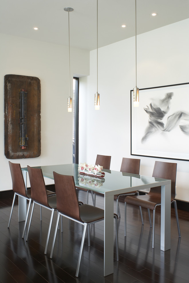 Свежая идея для дизайна: столовая в современном стиле с белыми стенами - отличное фото интерьера