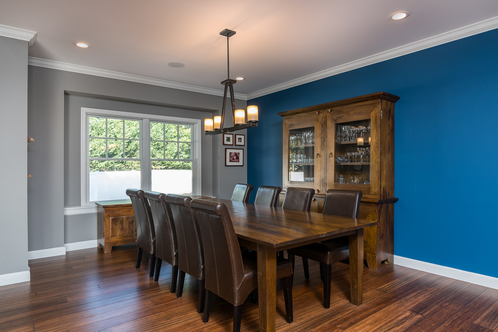 Esempio di una grande sala da pranzo stile americano chiusa con pareti blu, pavimento in bambù e pavimento marrone