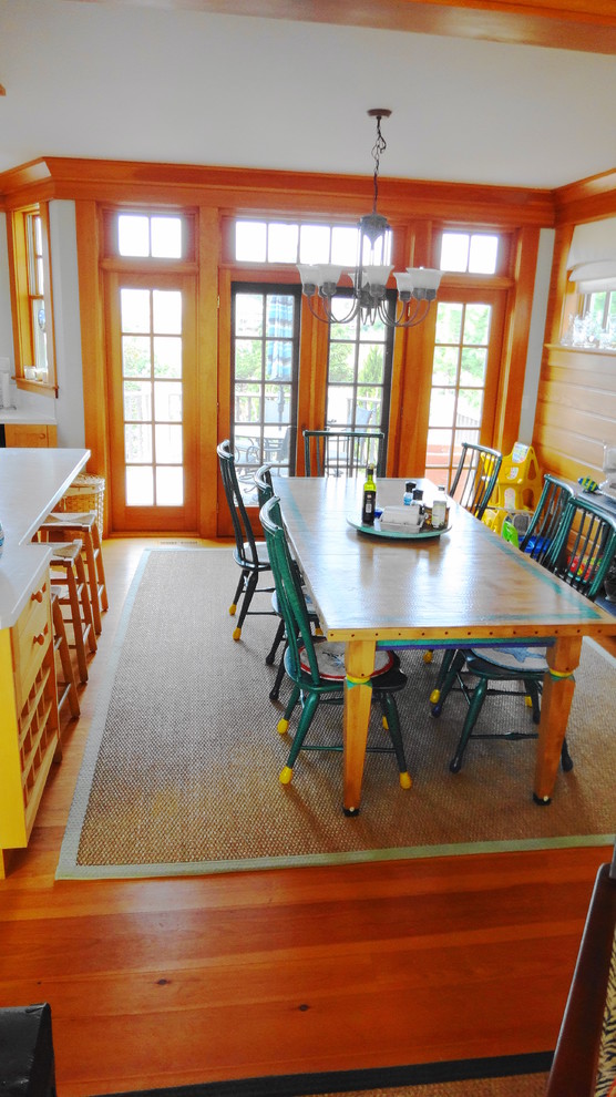Immagine di una sala da pranzo aperta verso la cucina boho chic di medie dimensioni con pareti bianche, pavimento in legno massello medio e nessun camino