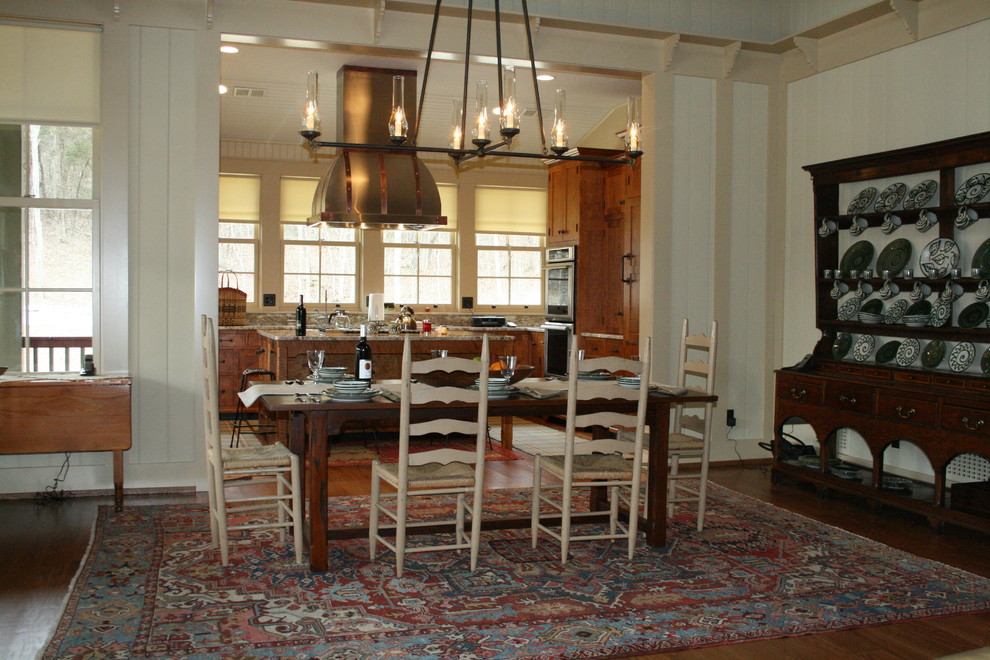 Foto di una sala da pranzo aperta verso la cucina rustica
