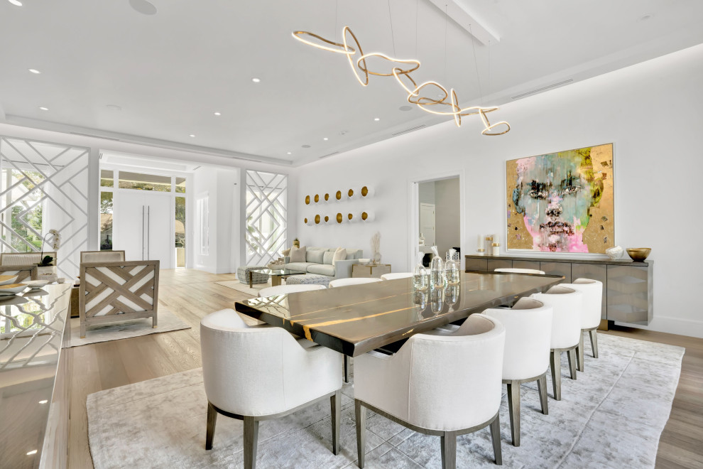 Esempio di una grande sala da pranzo aperta verso il soggiorno minimal con pareti bianche, parquet chiaro e pavimento beige