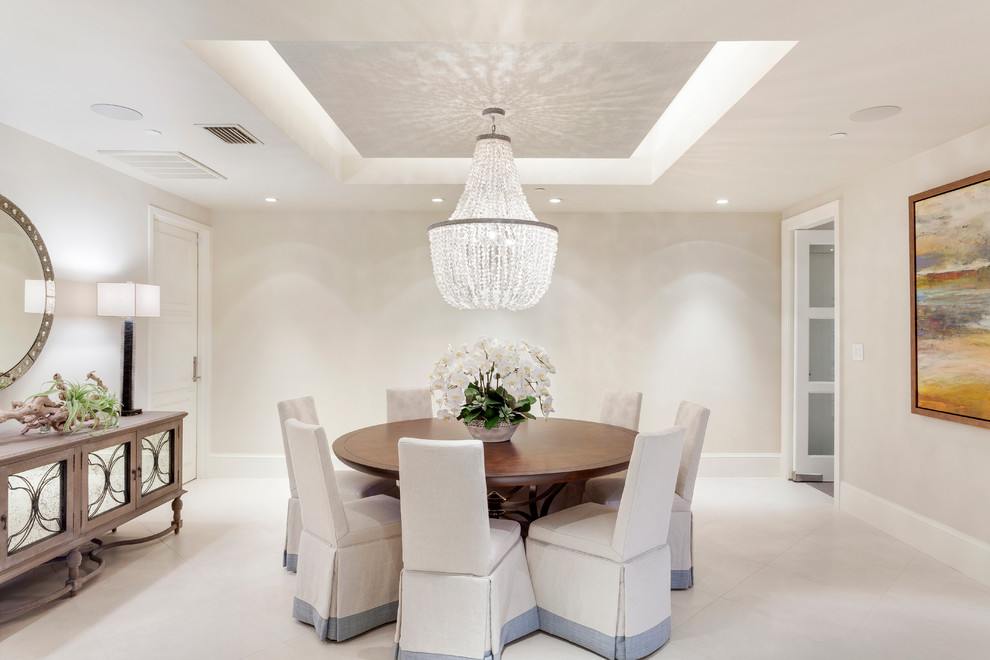Esempio di una sala da pranzo aperta verso il soggiorno design con pareti beige e pavimento in gres porcellanato